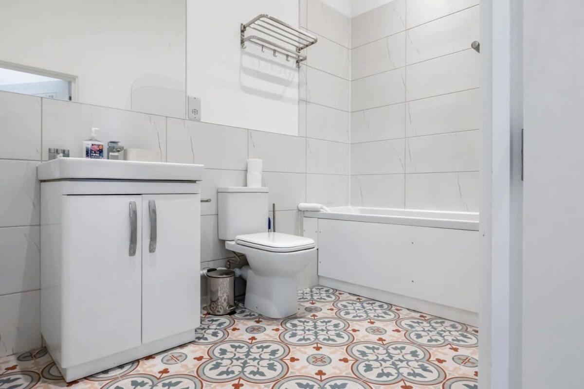 Lovely 1 Bedroom Apartment In Central 沃金 外观 照片